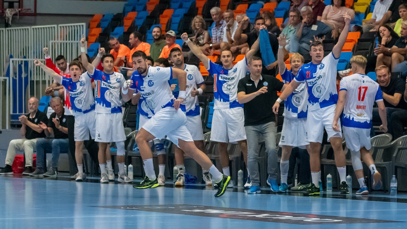 QHL: Ausrufezeichen zum Auftakt - Punkt beim Meister